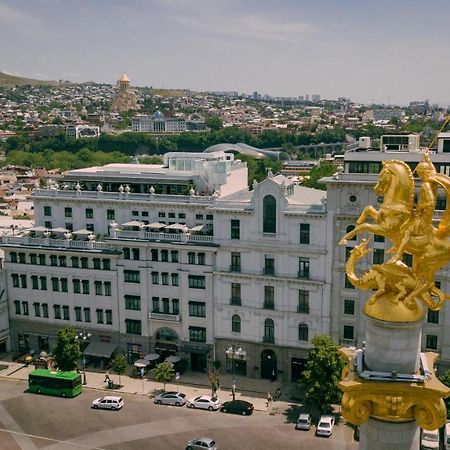 Monograph Freedom Square Hotel Tbiliszi Kültér fotó Santiago skyline