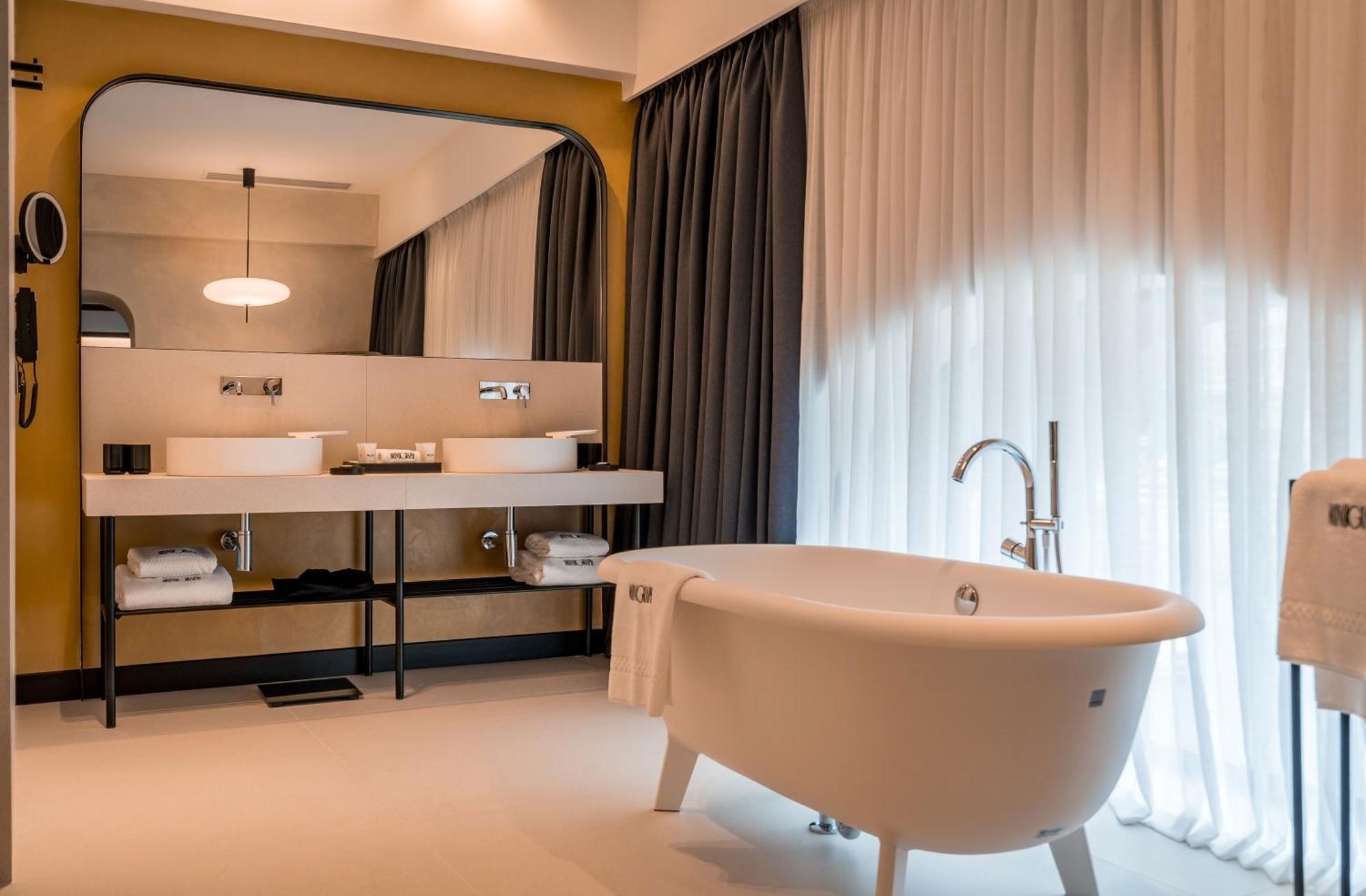 Monograph Freedom Square Hotel Tbiliszi Kültér fotó Bathroom