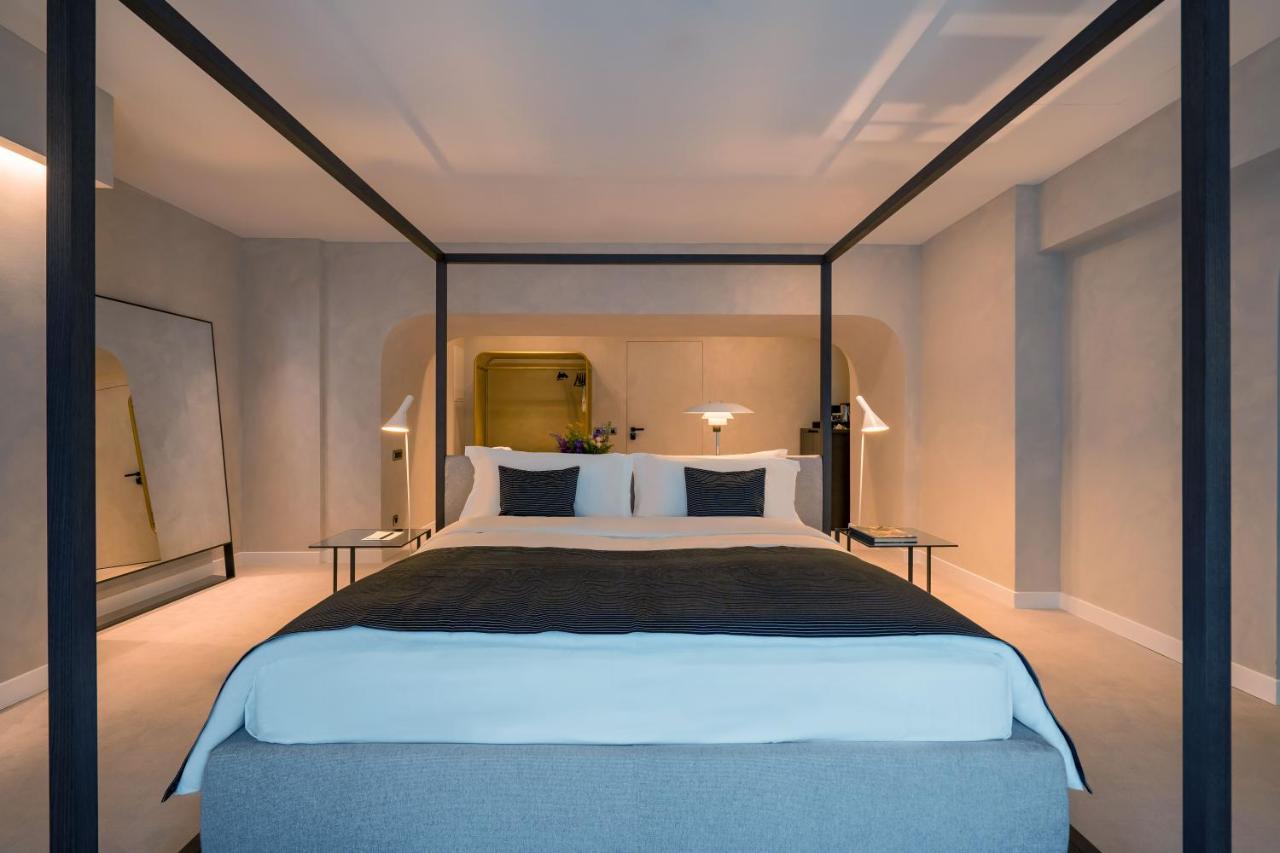 Monograph Freedom Square Hotel Tbiliszi Kültér fotó A bedroom at the hotel