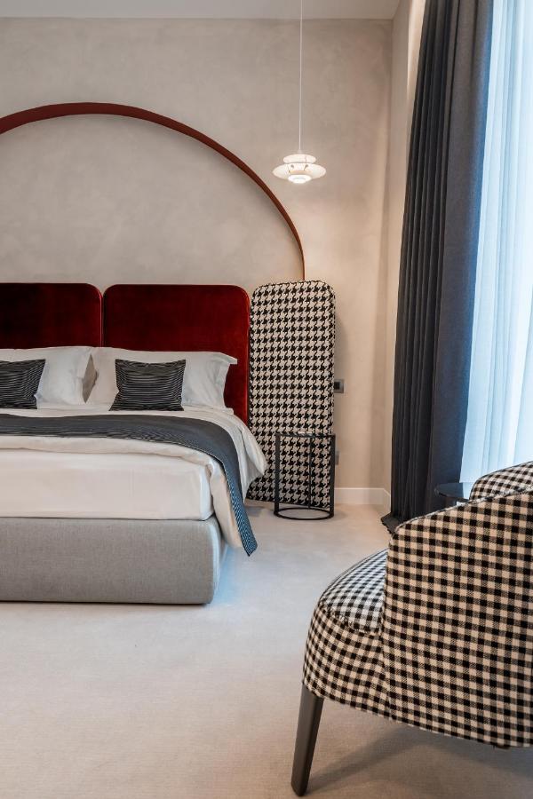Monograph Freedom Square Hotel Tbiliszi Kültér fotó A bedroom at the hotel