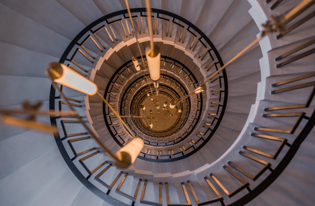 Monograph Freedom Square Hotel Tbiliszi Kültér fotó Spiral staircase