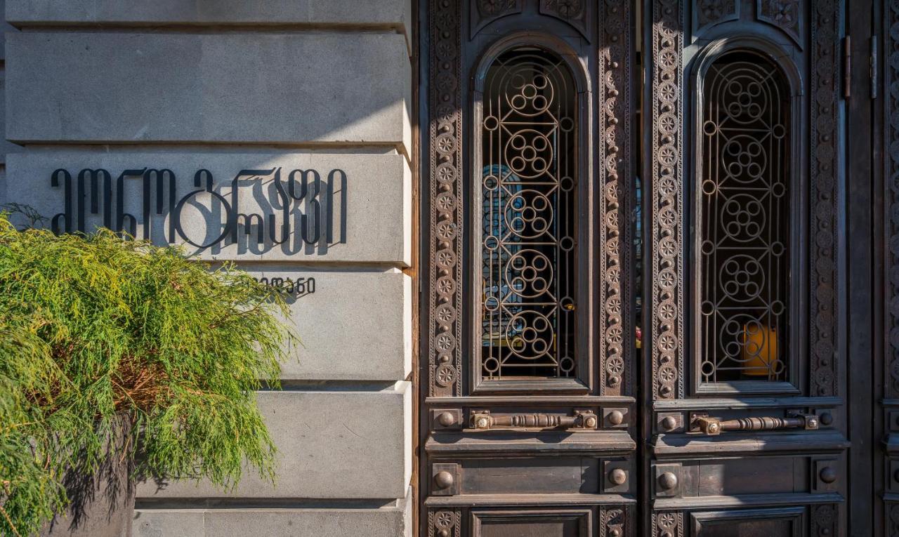 Monograph Freedom Square Hotel Tbiliszi Kültér fotó The gate of the house