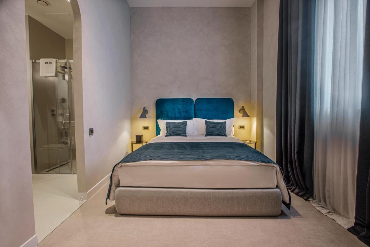 Monograph Freedom Square Hotel Tbiliszi Kültér fotó A bedroom at the hotel