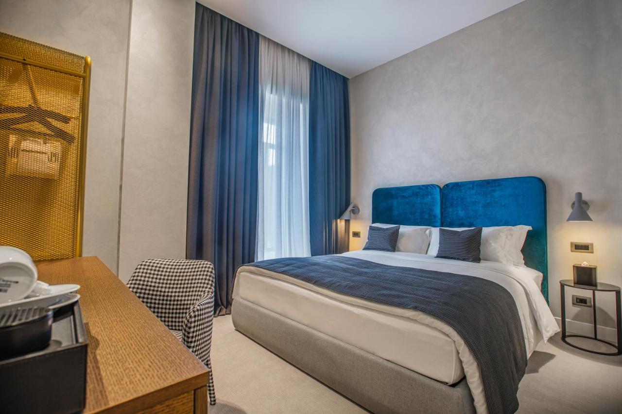 Monograph Freedom Square Hotel Tbiliszi Kültér fotó A bedroom at the hotel
