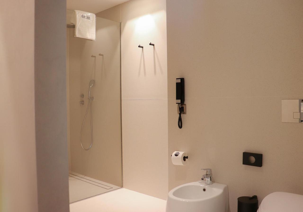 Monograph Freedom Square Hotel Tbiliszi Kültér fotó Bathroom of a room at the hotel