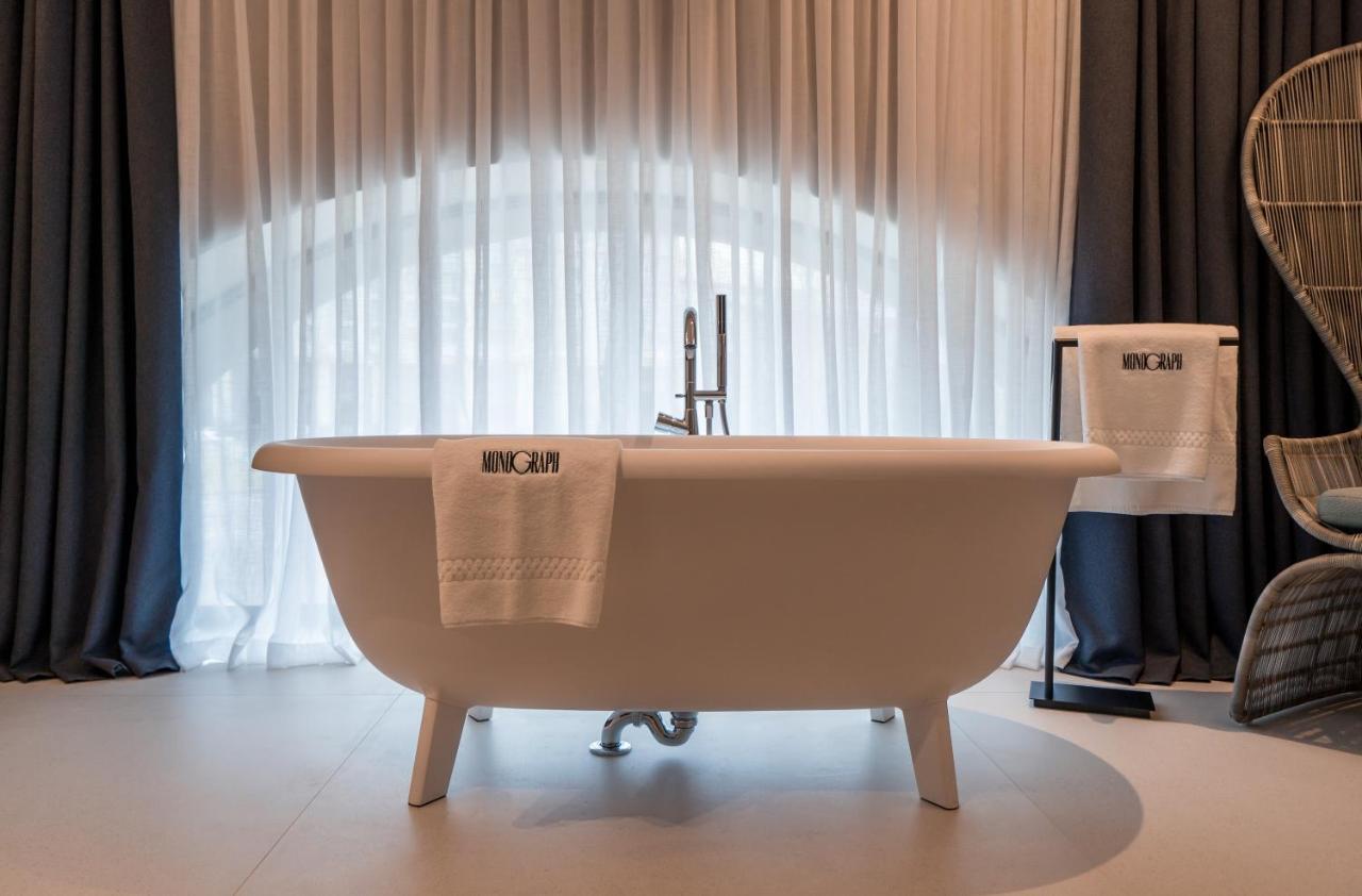 Monograph Freedom Square Hotel Tbiliszi Kültér fotó A freestanding bathtub