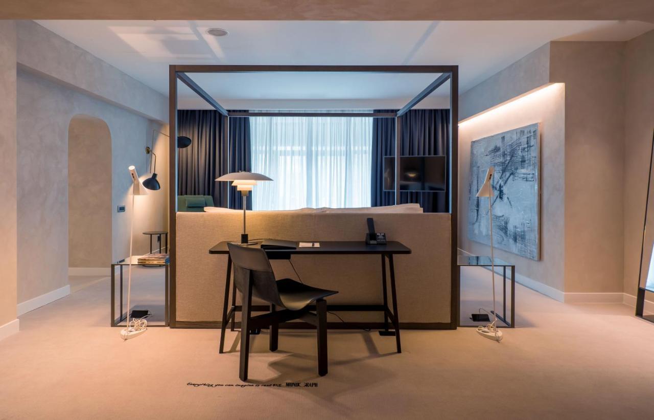 Monograph Freedom Square Hotel Tbiliszi Kültér fotó A room at the hotel