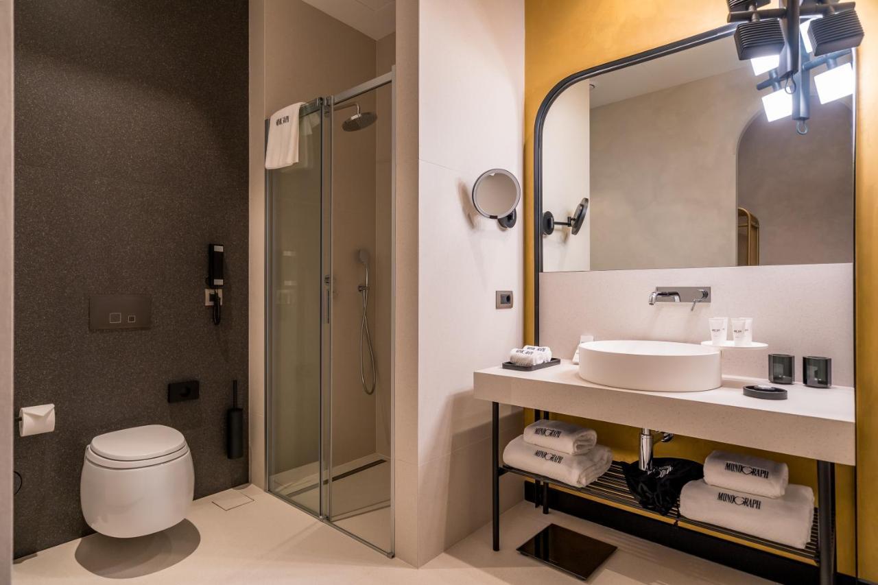 Monograph Freedom Square Hotel Tbiliszi Kültér fotó Bathroom